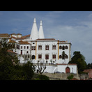 Der Palácio Nacional de Sintra mit den beiden charakteristischen, 33 m hohen Kaminen der Küche